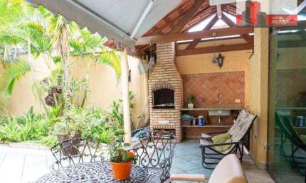 Casa com quintal, 4 quartos, 4 vagas, Rua Fabia - Vila Romana