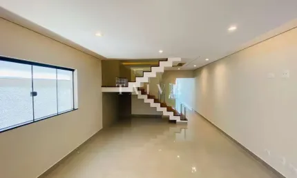 Casa assobradada à venda, 195m², com 3 quartos sendo 3 suítes, 1 lavabo, 2 vagas de garagem, Jardim