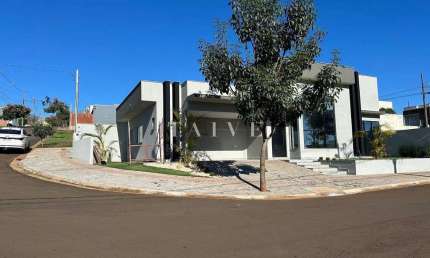 Casa à venda, 162m² no Condomínio Morada das Flores, 3 suítes, 2 salas, cozinha com ilha gourmet em