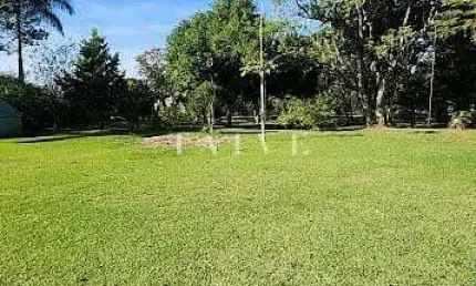 Chácara 2500m² à venda, no Bratislava no condomínio Golf Ville com casa de 120m² privativos - Cambé