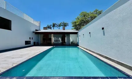 Casa à venda, Alto Padrão,3 quartos sendo 3 suítes, 6 banheiros sendo 1 lavabo, 3 vagas de garagem,