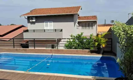 Casa à venda, jd kobayashi, 280m² privados, com piscina, 3 quartos sendo 1 suíte, 3 vagas - califór