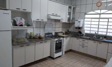 Casa com 3 quartos à venda no Jardim Patrícia, Uberlândia  por R$ 800.000