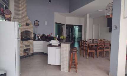 Casa com 5 quartos à venda no Umuarama, Uberlândia  por R$ 1.100.000