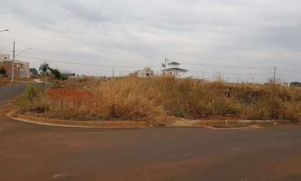 Terreno à venda no Novo Mundo, Uberlândia  por R$ 270.000