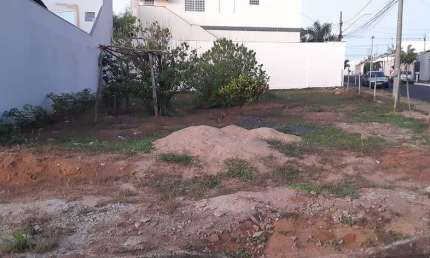 Terreno à venda em Granada, Uberlândia  por R$ 350.000