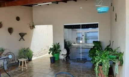 Casa com 3 quartos à venda no Jardim Holanda, Uberlândia  por R$ 430.000