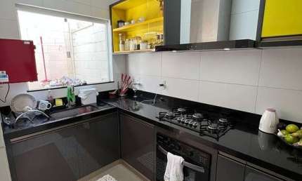 Casa em condomínio fechado com 3 quartos à venda no Jardim Inconfidência, Uberlândia  por R$ 750.000