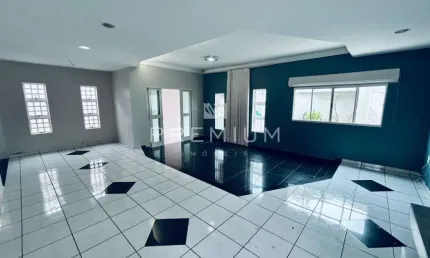 Casa com 3 quartos à venda no Jardim Europa, Uberlândia  por R$ 620.000
