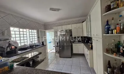 Casa com 3 quartos à venda no santa mônica, uberlândia  por r$ 900.000