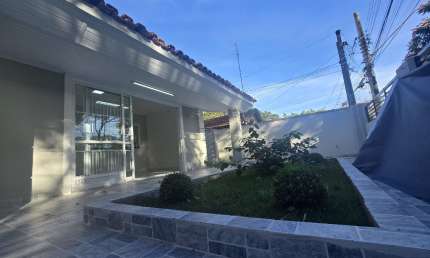 Casa com edícula - Jardim Satélite - 3 dormitório/1 suíte - 160m² de construção - 280m² de terreno - São José dos Campos.