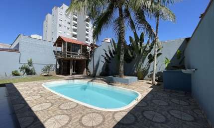 Casa à venda com 03 quartos sendo 01 suíte, 260m2, averbada, piscina e casa de boneca no Bairro Santo Antônio em Joinville