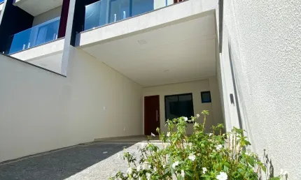 Lindo Sobrado à venda com 3 dormitórios, sendo 1 suíte , 121 m²  no Saguaçu - Joinville/SC