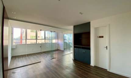 Sala comercial com 75m2 privativo, 6 ambientes, no centro de Joinville