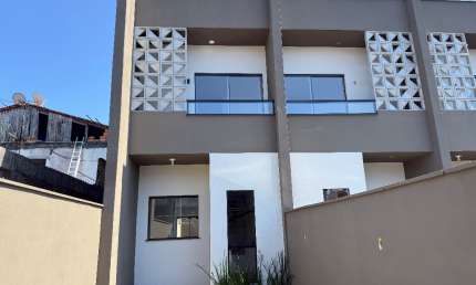 Lindo Sobrado localizado no Iririú, com 2 suites, 81m2 privativos e amplo espaço de fundos