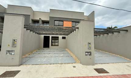 Sobrado com Arquitetura Moderna à Venda no Anita Garibaldi – Joinville