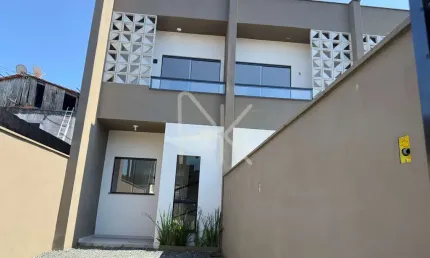 Lindo Sobrado localizado no Iririú, com 2 suites, 81m2 privativos e amplo espaço de fundos