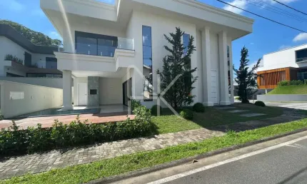 Quinte Essence - Viva o requinte neoclássico no Quinte Essence - Casa de esquina com 3 suítes, 234m² privativos e lazer completo