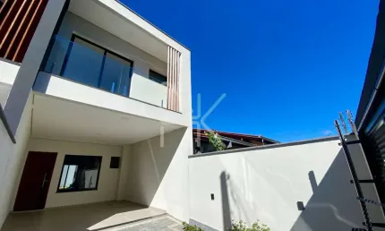 Lindo Sobrado à venda com 3 dormitórios, sendo 1 suíte , 121 m²  no Saguaçu - Joinville/SC