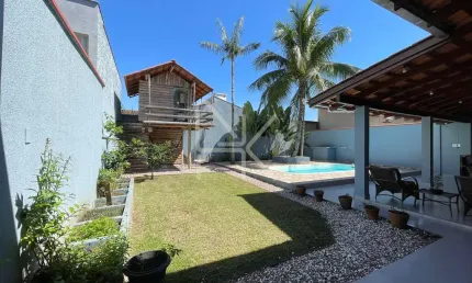 Casa à venda com 03 quartos sendo 01 suíte, 260m2, averbada, piscina e casa de boneca no Bairro Santo Antônio em Joinville