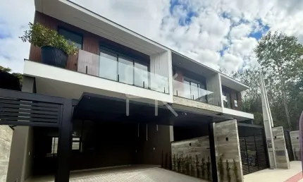 Sobrado com 3 quartos, suíte master, 4 vagas e deck – anita garibaldi - joinville