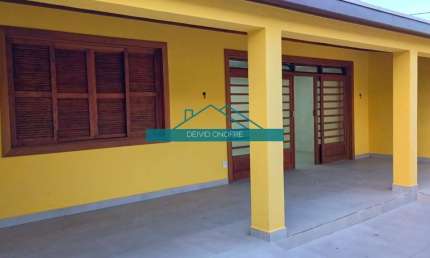 Casa térrea com edícula disponível para locação definitiva no Centro de Caraguatatuba