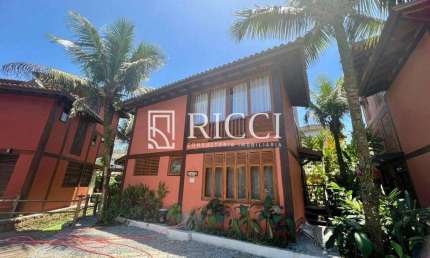 Casa em condomínio fechado a 50m do centrinho e shoping 400 m da praia.