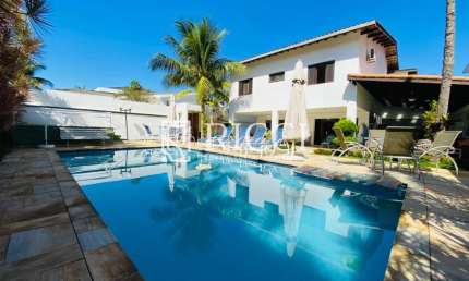 Casa Duplex com piscina / jacuzzi / churrasqueira / Jardim Acapulco / 6 suítes