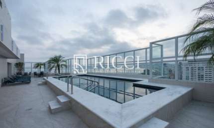 Penthouse luxuosa alto padrão a poucos passos da praia