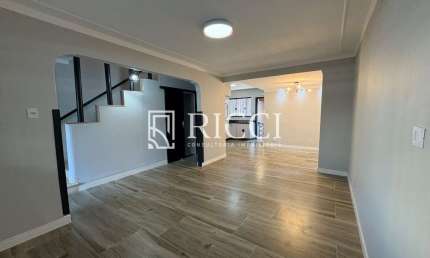 Casa à Venda no Centro de São Vicente-SP: 2 Quartos, 1 Suíte, 2 Salas, 4 Banheiros, 2 Vagas - 150m².