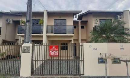 Casa com 3 quartos para alugar na Rua Soeli Amaral Ussinger, 18, Vila Nova, Joinville