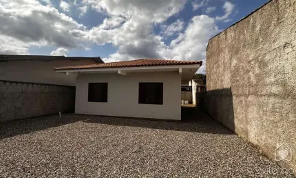 Casa com 3 quartos para alugar na Rua Ângelo Buzzi, 158, Zona Industrial, Joinville