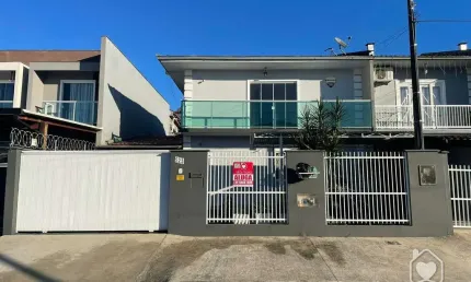 Casa com 3 quartos para alugar na Rua Padre Bernardo, 523, Nova Brasília, Joinville