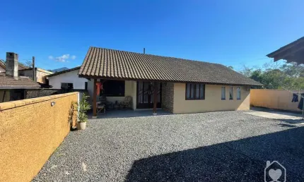 Casa com 3 quartos para alugar na Estrada Blumenau, 1334, Vila Nova, Joinville