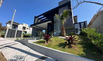 Linda casa á venda em um bairro tranquilo e valorizado