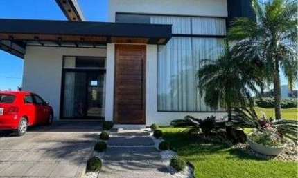 BELISSIMA CASA MOBILIADA A VENDA NO CONDOMINIO RESERVA DAS AGUAS EM TORRES-RS.