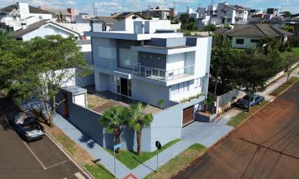 Sobrado de  Alto Padrão com 3 andares - Bairro Parque do Som