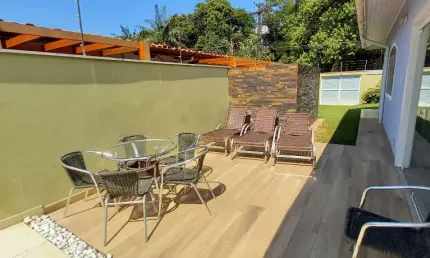 Charmosa casa com piscina reformada à venda na praia do lázaro – ubatuba