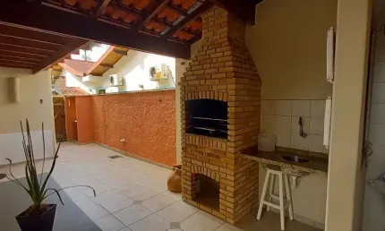 Tipo casa/ apartamento reformado com amplo quintal e área privativa