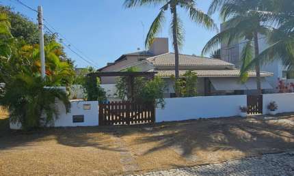 Casa em Guarajuba de 3 quartos e dependência completa
