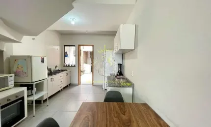 Oportunidade Sobrado à venda com duas vagas de garagem em Camboriú, SC