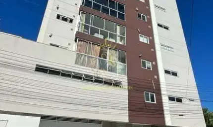 Excelente Apartamento à venda no Centro de Camboriú, prédio com ótima localização, com elevador