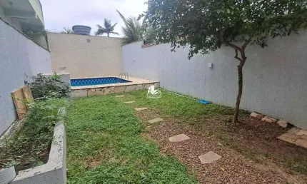Sobrado Isolado no Marapé com 3 suítes, piscina, quintal e vaga para 4 carros.