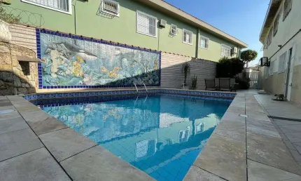 Casa sobreposta baixa à venda com 4 dormitórios, suíte, piscina e churrasqueira no Embaré, Santos. Conforto, lazer completo e localização privilegiada