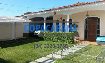 Casa para Venda em Uberlândia, Umuarama, 4 dormitórios, 1 suíte, 3 banheiros, 3 vagas