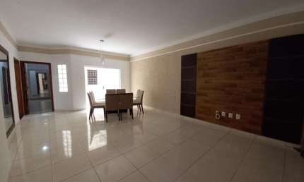 Casa para Venda em Uberlândia, Alto Umuarama, 3 dormitórios, 1 suíte, 2 banheiros, 3 vagas