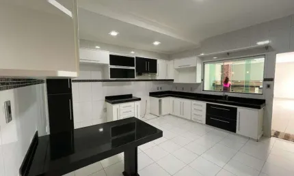 Casa para Venda em Uberlândia, Custódio Pereira, 3 dormitórios, 1 suíte, 1 banheiro, 2 vagas