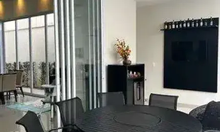 Casa para Venda em Uberlândia, Alto Umuarama, 3 dormitórios, 3 suítes, 2 banheiros, 2 vagas