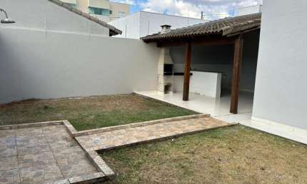 Casa para Venda em Uberlândia, Granada, 3 dormitórios, 1 suíte, 1 banheiro, 2 vagas
