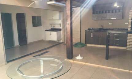 Casa para Venda em Uberlândia, Brasil, 3 dormitórios, 1 suíte, 2 banheiros, 2 vagas
